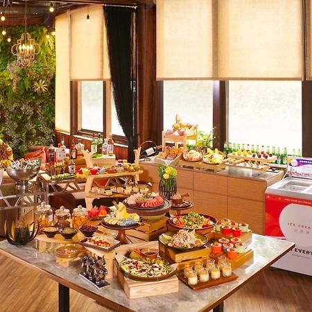 Taipei Garden Hotel - Ximending Exterior foto A dessert buffet