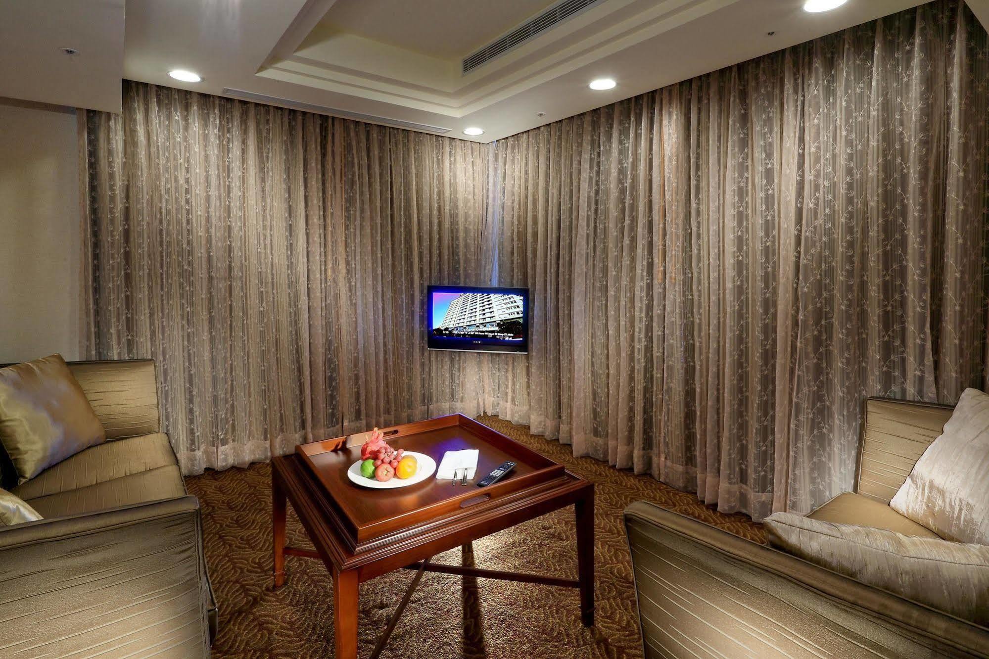 Taipei Garden Hotel - Ximending Exterior foto A living room in a hotel suite